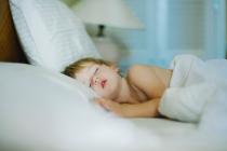 Le passage de l’éveil au sommeil chez le jeune enfant : l’épreuve du coucher